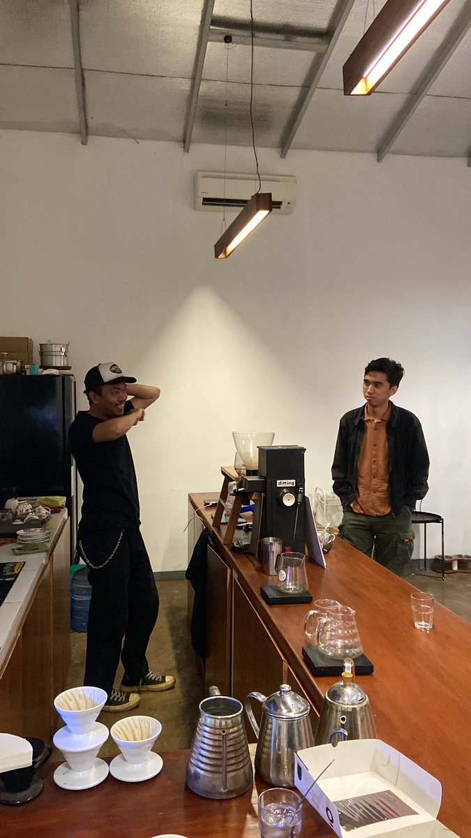 Aku juga bingung kenapa tiap ke kedai kopi manual bernama tiger cub di cilandak itu ada kenalan baru yang ceritanya seru-seru. Aku mau cerita semuanya karena..

..gatau aku lagi bosan dan stres kerja 😇🫵🏽.