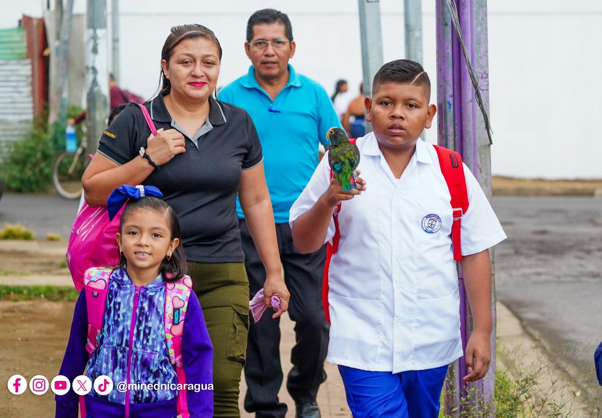La Zelayita 🇳🇮 (@lazelayita) on Twitter photo En familia y con el chocoyito 🦜 para la escuela, dime si no es hermosa esta foto 😍📸
✨️Hoy el amanecer dejo de ser una tentación ✨️
Gracias por presenciar estos nuevos tiempos de derechos adquiridos 📚🇳🇮🌱
#UnidosEnVictorias #VictoriasEducativas
<a href="/FloryCantoX/">Flor y Canto 🇳🇮</a> <a href="/ale_rusconi/">alejandro rusconi</a> En familia y con el chocoyito 🦜 para la escuela, dime si no es hermosa esta foto 😍📸
✨️Hoy el amanecer dejo de ser una tentación ✨️
Gracias por presenciar estos nuevos tiempos de derechos adquiridos 📚🇳🇮🌱
#UnidosEnVictorias #VictoriasEducativas
<a href="/FloryCantoX/">Flor y Canto 🇳🇮</a> <a href="/ale_rusconi/">alejandro rusconi</a>