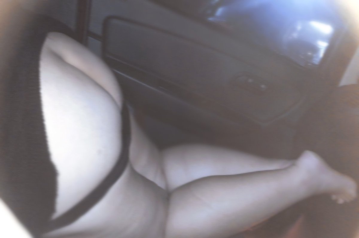 老婆屁股撅起在车上发骚😂想要被顶撞😏有没有小哥哥要操她呀