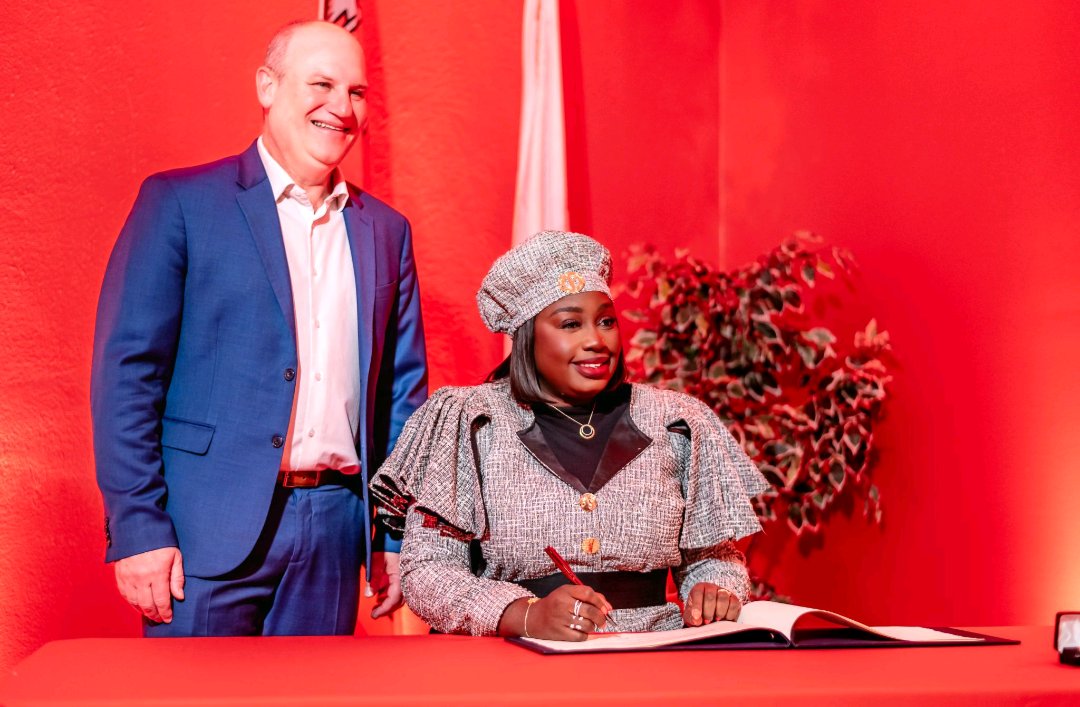 🟡 Distinction | L'Ivoirienne Laetitia Gadegbeku reçoit le prix Hermès

La dirigeante ivoirienne <a href="/GadegLaety/">Laetitia Gadegbeku OUATTARA</a>, country manager et VP Public Affairs chez Endeavour Mining Côte d'Ivoire, marque l’histoire en devenant la première Africaine à recevoir le PRIX HERMÈS de la Faculté des