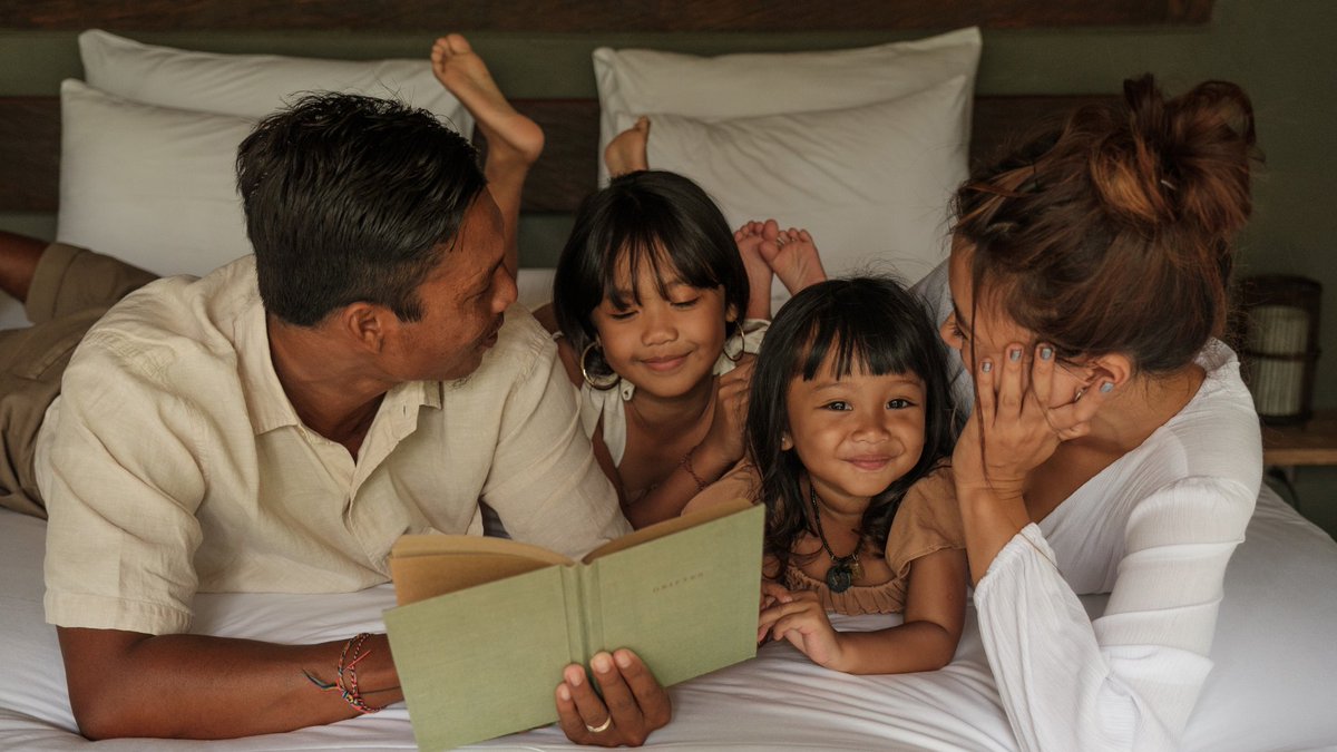 ArrowsmithProg's tweet photo. On this International Family Literacy Day, let's celebrate not just the act of reading, but the powerful cognitive mechanisms behind it. We invite you to understand that literacy is deeply connected to our brain’s adaptable nature.
https://t.co/LvRPLlXVPL https://t.co/oaMDLhhEEp