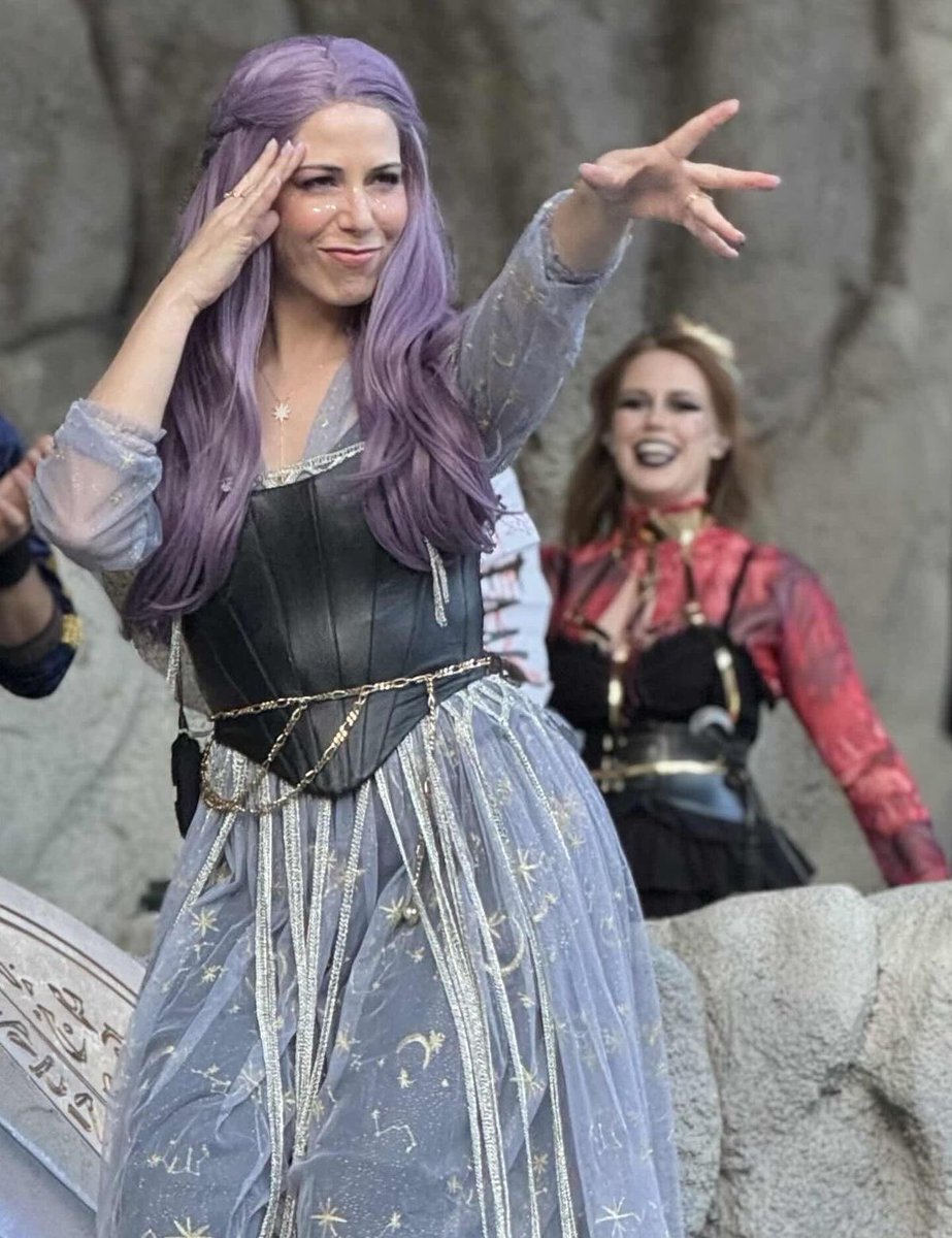 Marisha is very supportive of her wife….

SHE MEANS BEST FRIEND 😳🙈😥