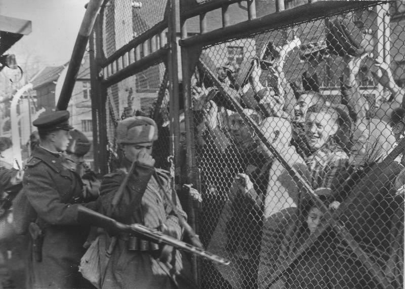 DagnyTaggart963's tweet image. In the photo: Soviet soldiers open the gates of the Auschwitz concentration camp, freeing prisoners. January 27, 1945.