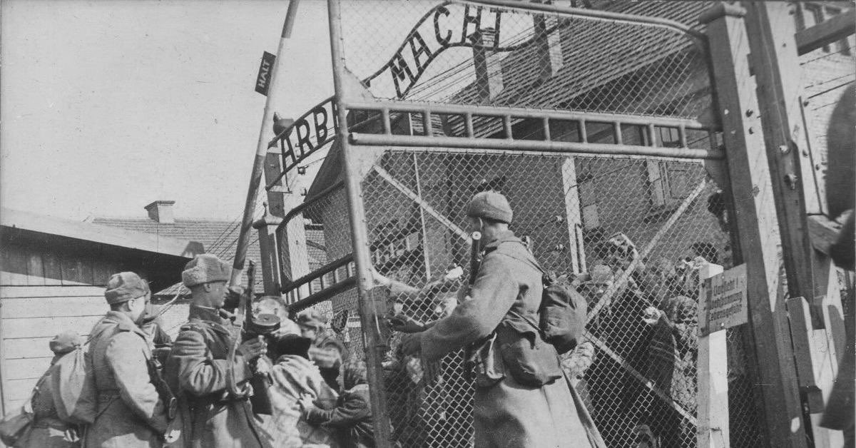 DagnyTaggart963's tweet image. In the photo: Soviet soldiers open the gates of the Auschwitz concentration camp, freeing prisoners. January 27, 1945.
