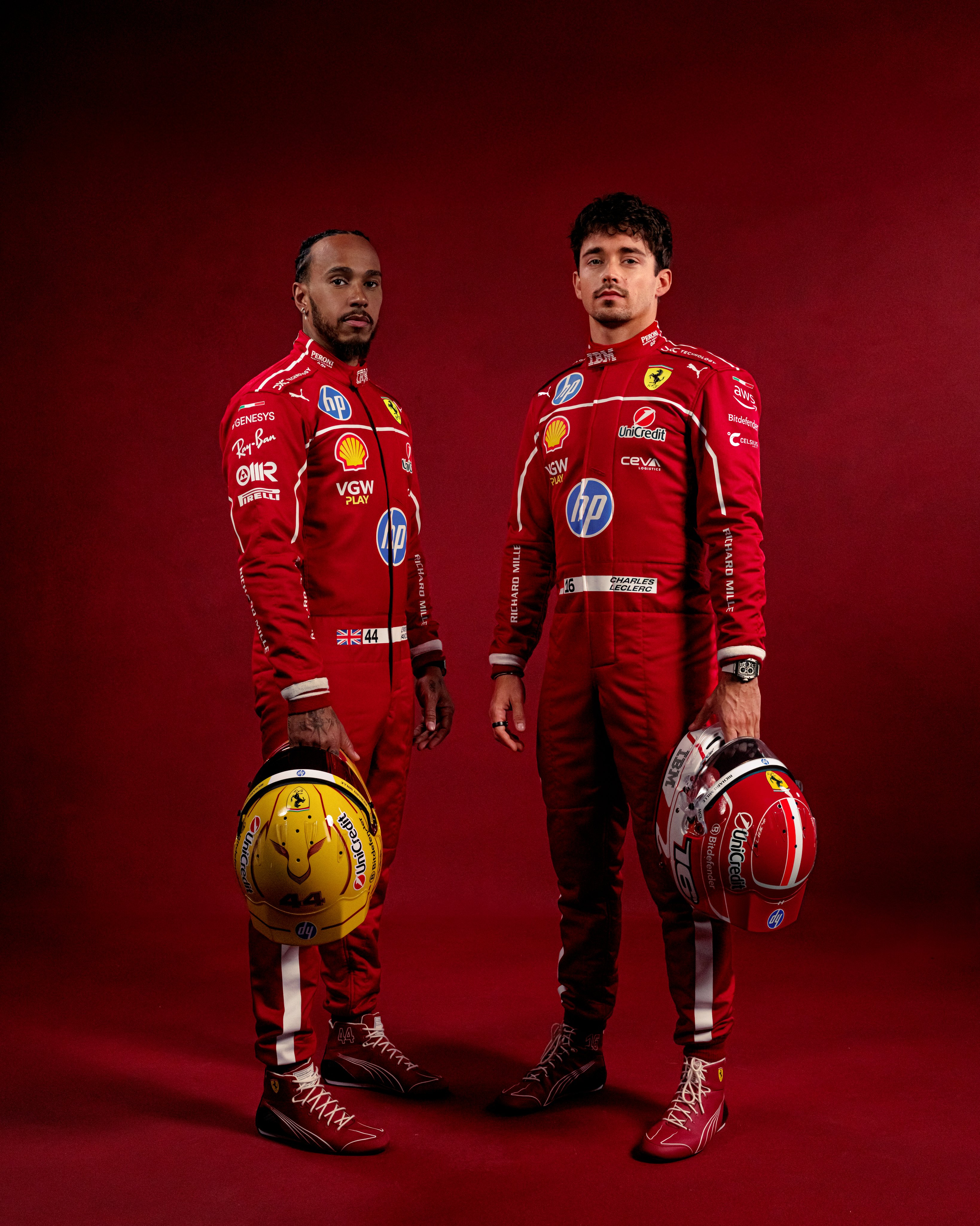 Lewis Hamilton e Charles Leclerc, piloti Scuderia Ferrari F1 2025, presentano nuove tute e caschi