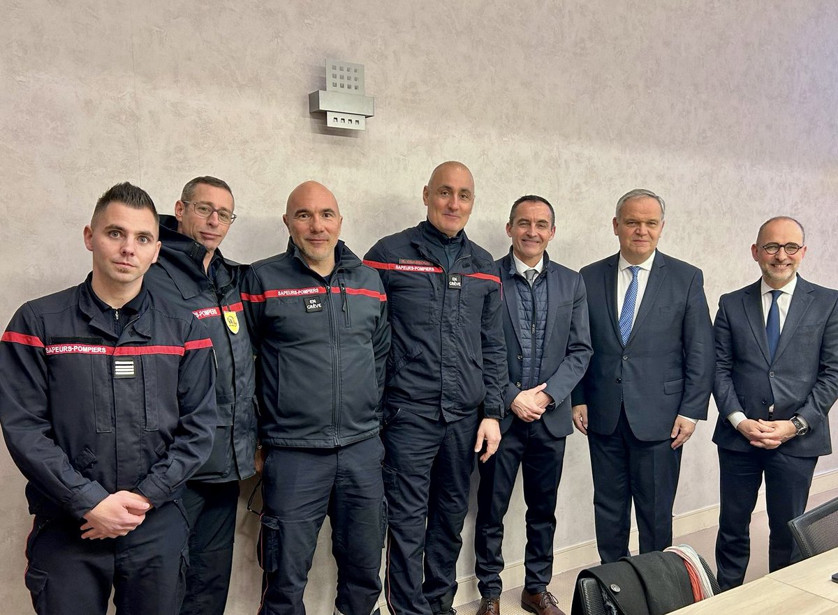 fnb_officiel's tweet photo. Échanges très constructifs ce matin avec l’intersyndicale du @SDMIS69. Nous avons évoqué les enjeux opérationnels d’aujourd’hui et de demain, les principaux axes du Beauvau de la #SécuritéCivile et le rôle important du SDMIS dans la réponse de sécurité civile. https://t.co/pZsAjA2Sxl