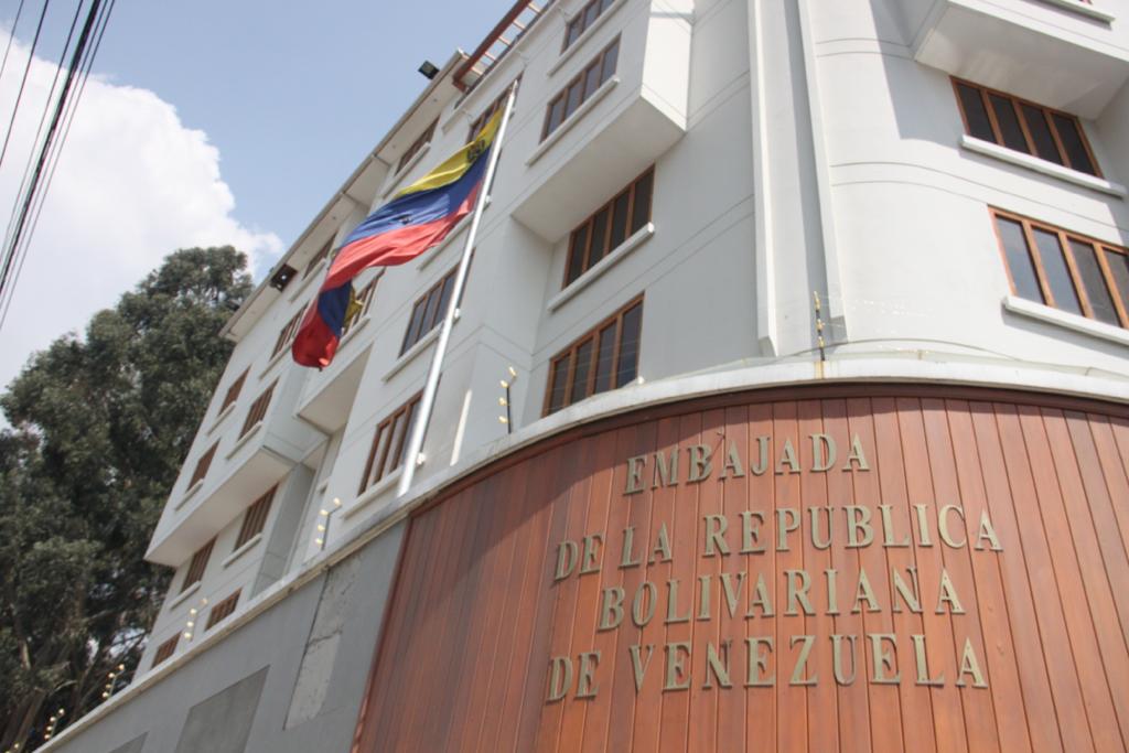 BrunoRguezP's tweet photo. Condenamos atentado con disparos contra la residencia de #Venezuela en La Paz, #Bolivia.

Instamos a la comunidad internacional a repudiar este nuevo y cobarde acto terrorista contra diplomáticos venezolanos. https://t.co/wsYFX3ix43