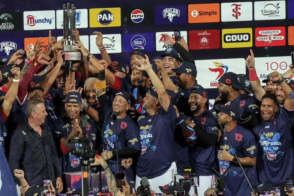 RamirezJoseAnt4's tweet photo. #Deportes | ¡Los Cardenales se coronaron campeones por séptima vez en la LVBP! Ahora se preparan para representar a Venezuela en la Serie del Caribe, que se jugará del 31 de enero al 7 de febrero en Mexicali, México. 

¡A darlo todo! 🇻🇪🔥

#Deportes #Cardenales #SerieDelCaribe https://t.co/C1umo8IzCA
