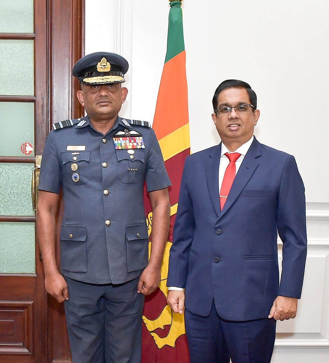 ThinakaranLK's tweet image. விமானப்படையின் புதிய தளபதி எயார் வைஸ் மார்ஷல் வாசு பந்து எதிரிசிங்க 

- ஜனவரி 29 முதல் அமுல்; ஜனாதிபதி நியமனம்
- இலங்கையின் 20ஆவது விமானப்படைத் தளபதி

&amp;gt;&amp;gt;&amp;gt; thinakaran.lk/?p=109975

#AirForceCommander #VasuBanduEdirisinghe #Appointed @anuradisanayake #Thinakaran #SriLanka #LKA #SL