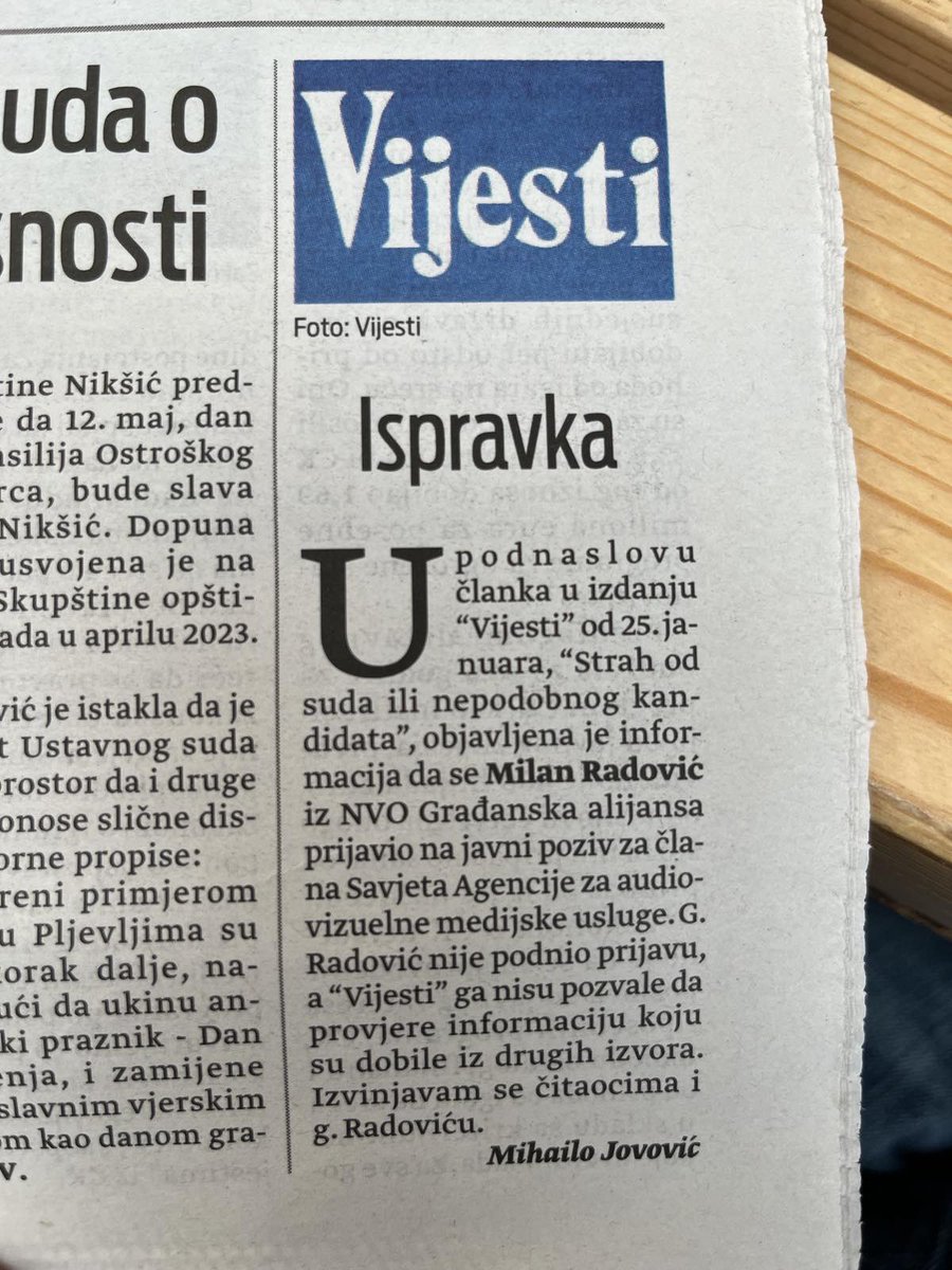 Bojana_Jok's tweet photo. Kad te Vijesti pljuju, spinuju i lažu onda ideš na naslovnu stranu, a kad su pod zakonskom obavezom da ti upute izvinjenje jer ih suočiš sa njihovim lažima, onda čitaocima treba lupa da pronađu ispravku. https://t.co/HdUXqCS2Cq