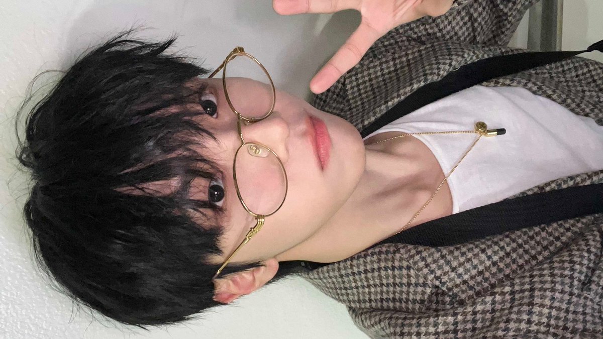 forwoonhak's tweet photo. top nerdhak selcas 👓 https://t.co/LFSVzagxcY