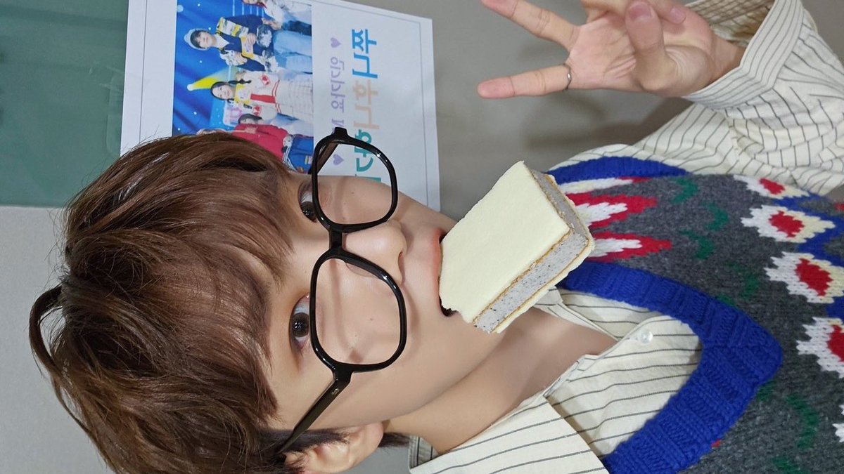 forwoonhak's tweet photo. top nerdhak selcas 👓 https://t.co/LFSVzagxcY