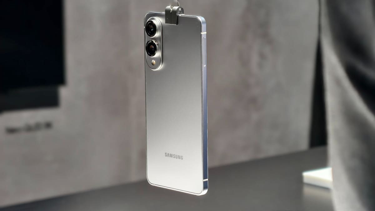 CeotechI's tweet photo. Galaxy S25 Edge: fotocamera, il grande assente è il teleobiettivo
#Android #Cameraphone #Compromessi #Flagship #Fotocamera #Fotografia #GalaxyS25Edge #Leak #ProVisualEngine #Rumors #Samsung #Smartphone #TechNews #Tecnologia #Teleobiettivo #UltraWide #Zoom
https://t.co/6rfjlVXTYq https://t.co/QKglD3YRAs