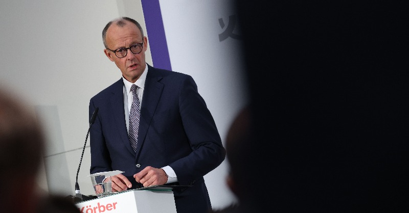 NZZde's tweet photo. Friedrich Merz will Europa zur Chefsache machen
Der Kanzlerkandidat der Union stellt seine aussenpolitischen Leitlinien vor. Er will Deutschlands Verhältnis zu Frankreich und Polen reparieren und die Ukraine konsequent unterstützen. Zu Waffenlieferungen hält er sich jedoch zurück
