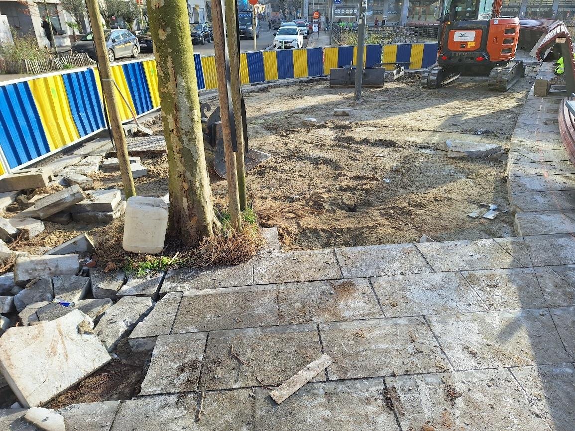 dimitristrobbe's tweet photo. 🌍🌳Goodbye grey, hello green! We're currently replacing mineral pavements with lush greenery at Square Flagey - phase II. Brussels is leading the way in demineralization and creating spaces that breathe!  #Maintain #Demineralization #UrbanNature https://t.co/f9kgVzWAMg