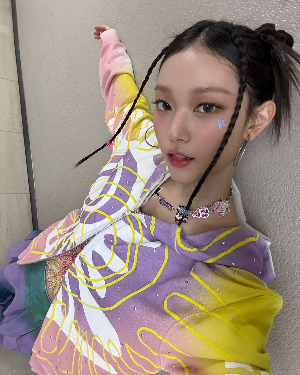 Living in a swirl of colors, sparkle, and just the right amount of edge. Today feels brighter, and I'm taking it all in, one vibe at a time. 🌈🫧