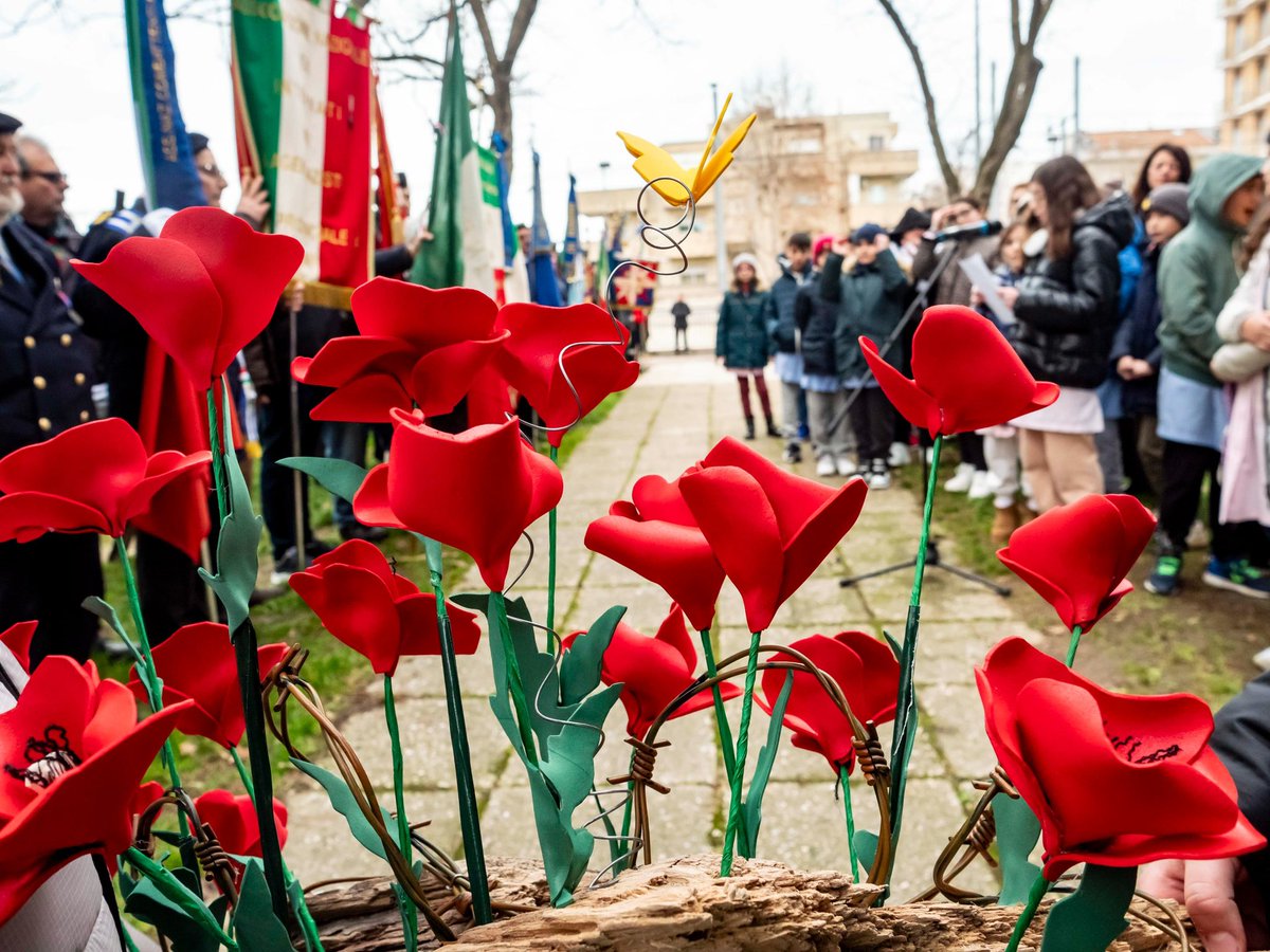Al Parco di via Madrid per commemorare le vittime dei lager nazisti e di tutte le prigionie. Ogni grande tragedia della storia comincia nel momento in cui si perde memoria di quella precedente.
#giornatadellamemoria