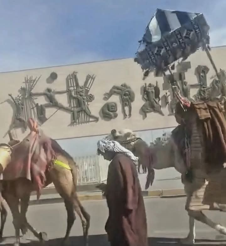 MQ1990000's tweet photo. وكأن هذه الصورة تجسد الفارق بدقة مكثفة ما آل إليه العراق، فتختصر وترسم بمرارة ملامح وطن يتهاوى. زحفت إليه أقوام شعارهم: متخلفون، جيلاً يكمل ما سبقه!

بلاد ما بين النهرين https://t.co/kwt9oKy82E