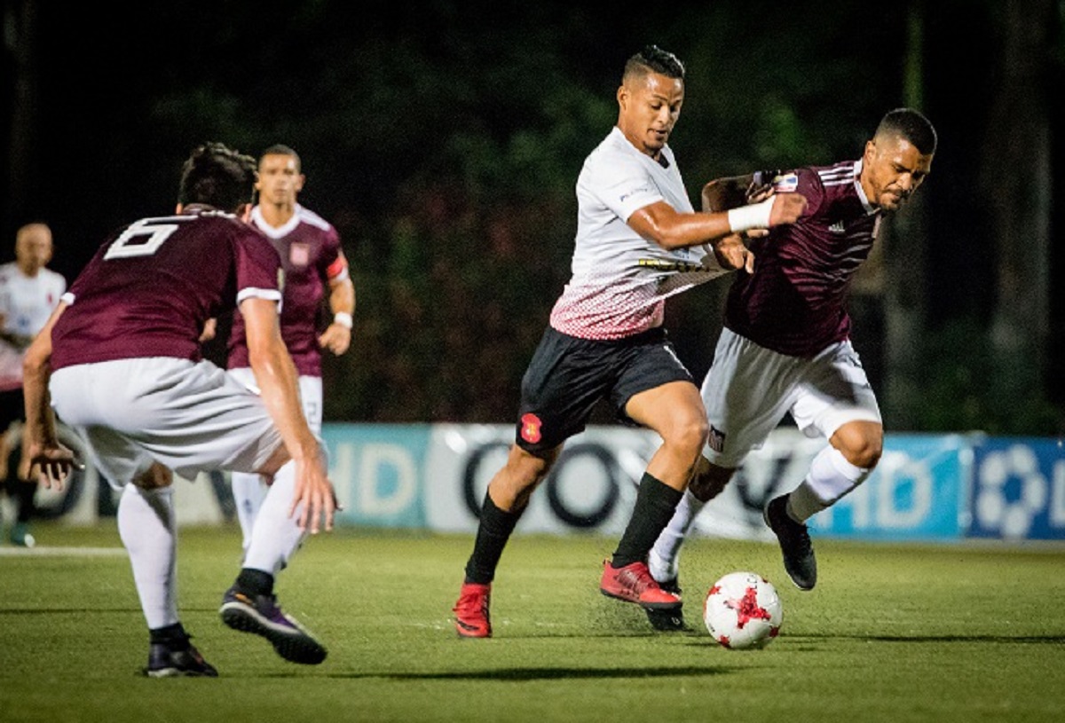 RamirezJoseAnt4's tweet photo. #Deportes | ⚽ ¡Carabobo arranca el Torneo Apertura en la cima! Con un contundente 2-0 ante Estudiantes de Mérida, gracias a Gustavo González y Joshuan Javier Berríos Mora, se posicionan como líderes. Una jornada marcada por pocos goles y muchos empates. 

#Deportes #Carabobo https://t.co/M33NYwKvsg