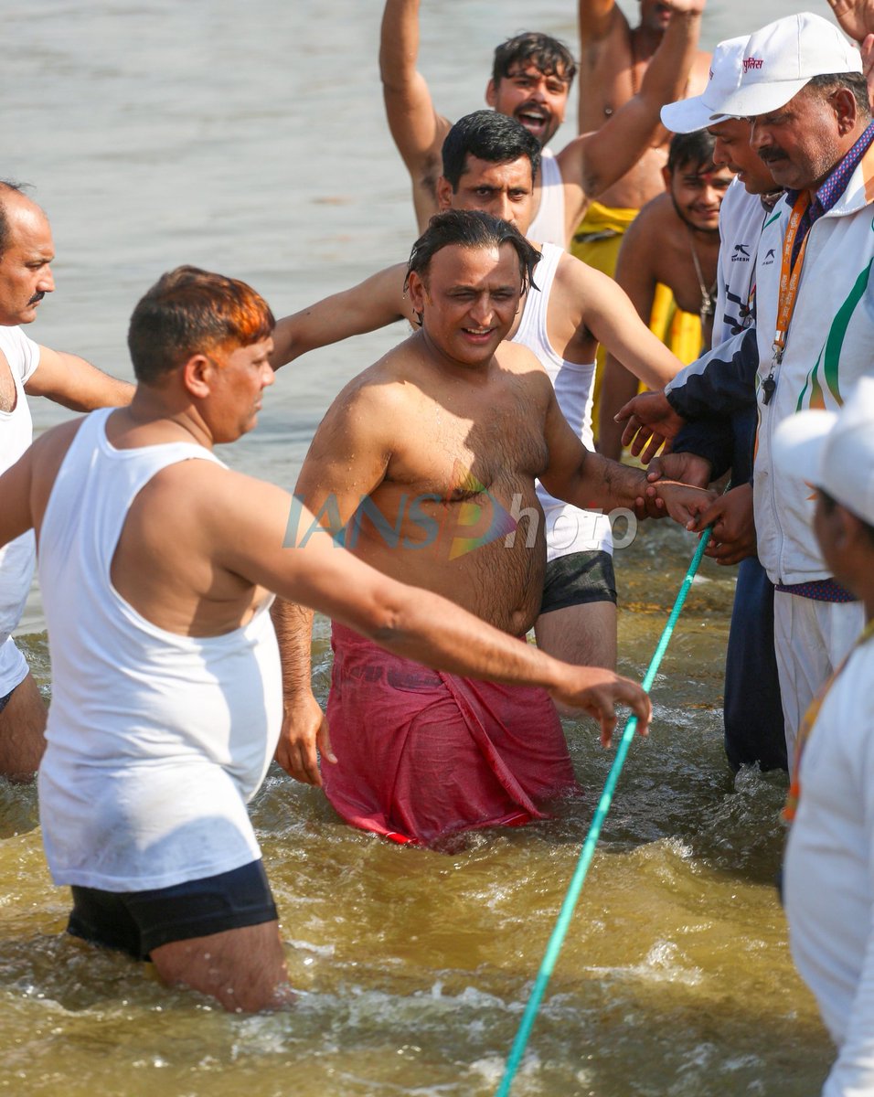 samajwadi_jay's tweet photo. राष्ट्रीय अध्यक्ष अखिलेश यादव जी ने प्रयागराज कुंभ में नहाए https://t.co/4eewaPu6m4