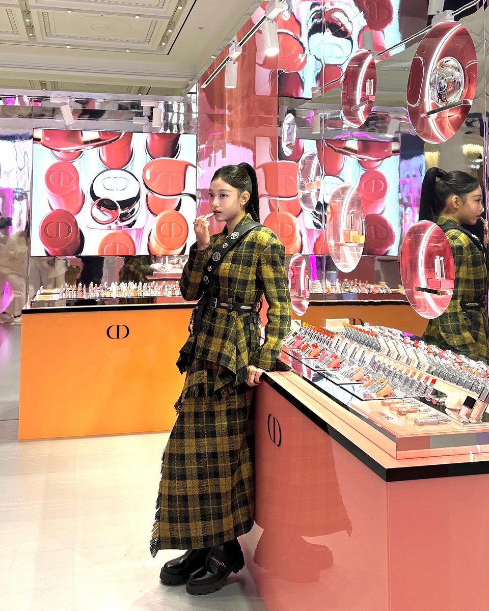 Stepping into a world of colors and textures — every shade has its own beauty, and today, I'm painting mine with just the right touch. Ꮺ ָ࣪ ۰ ͙⊹