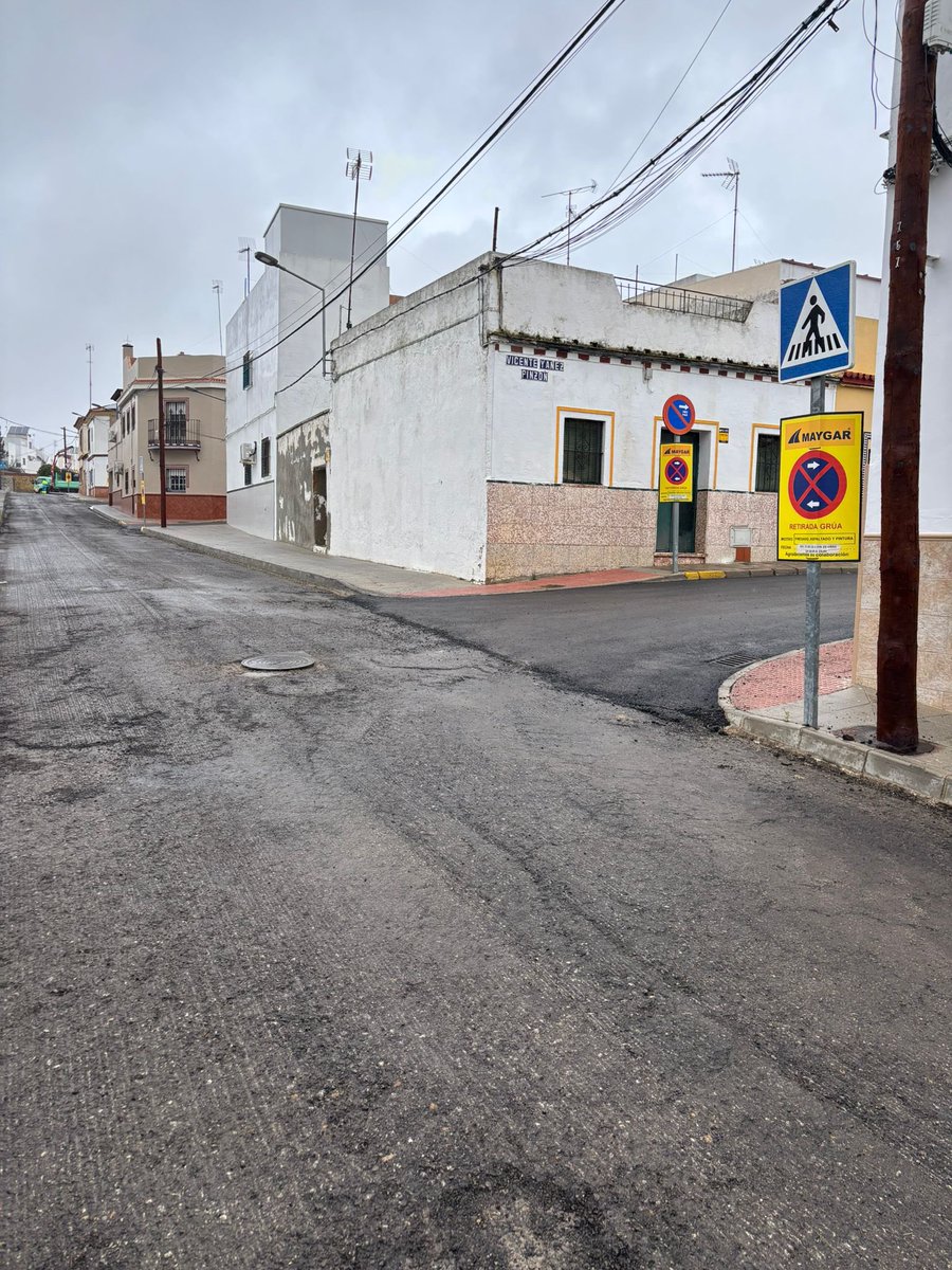 🚧Continuamos desarrollando el Plan de Asfaltado de la ciudad dotado con más de 1,5M€.
En estos días estamos por el Campo de las Beatas, en varias calles contempladas para su renovación dentro del Distrito Sur.
#AlcaládeGuadaíra