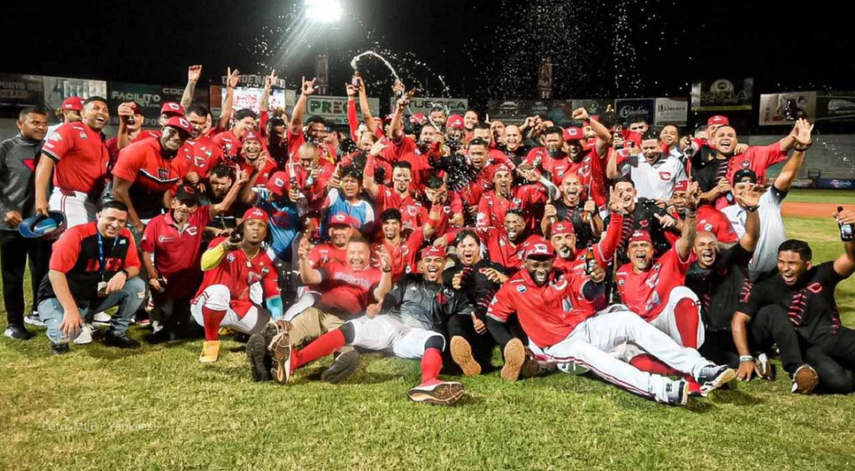 RamirezJoseAnt4's tweet photo. 🏆 ¡Gran noticia para Lara! Se decreta día no laborable para celebrar el título de los Cardenales. El gobernador busca que todos los larenses se unan a las festividades y fortalezcan el espíritu deportivo tras la victoria 4-2 ante Bravos. ¡A festejar! 🐦❤️

#Deportes #Cardenales https://t.co/TcnUp2TxNJ