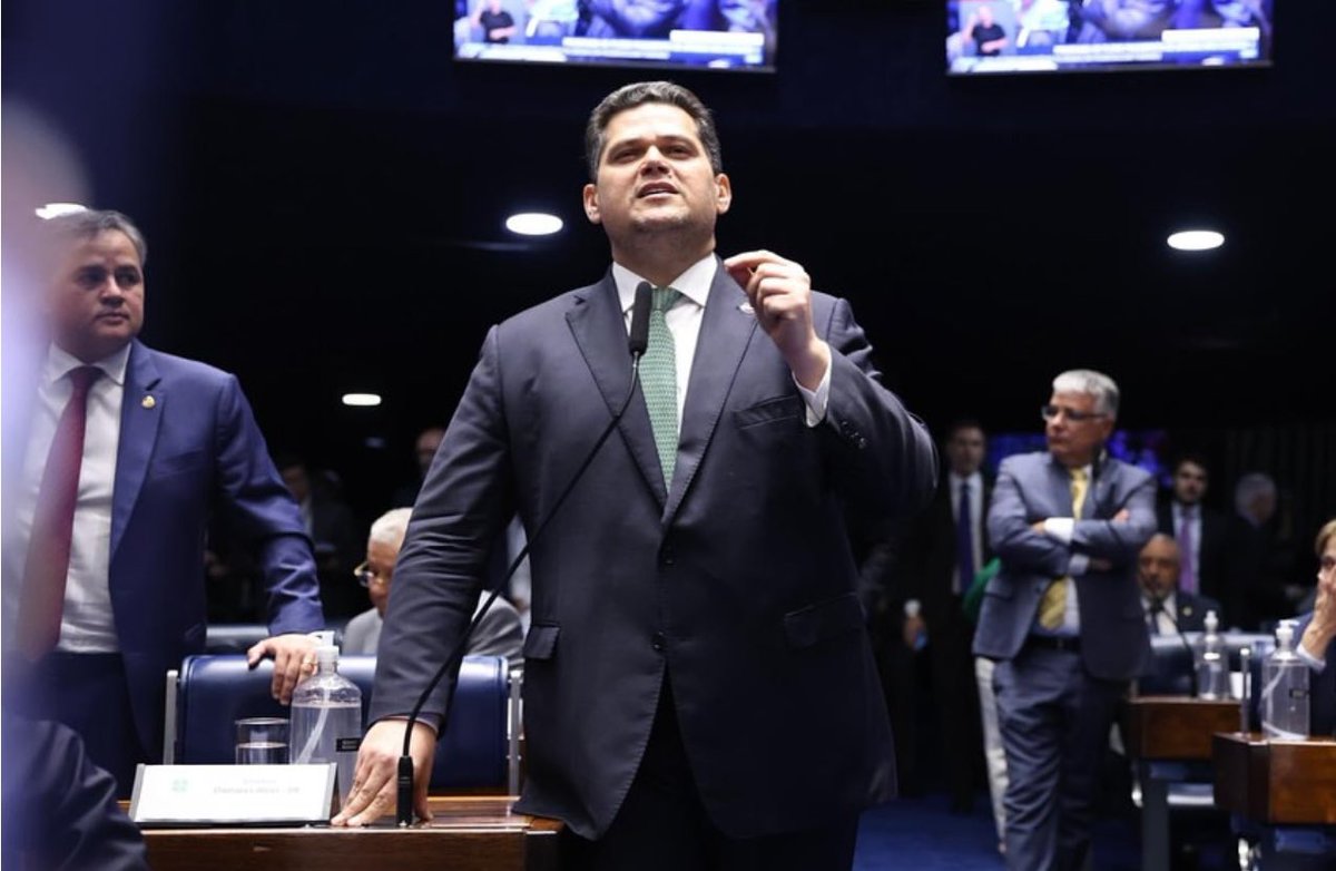 O senador Davi Alcolumbre deve ser eleito presidente do Senado com cerca de 70 dos 81 votos da casa, no dia 1 de fevereiro. Bom de trabalho e de articulação, Davi reúne o apoio do PT de Lula e o PL de Bolsonaro. Além do PSD, MDB, PP, e PSB.
