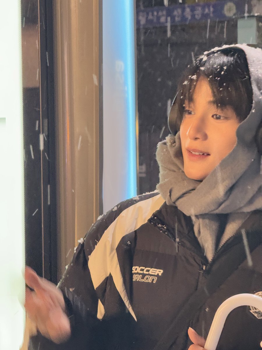 [#자얀💛] 

Mr. Snow snow snow 💛

#XODIAC #소디엑 #ZAYYAN #자얀