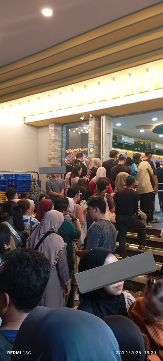 Rhazor_Rheza's tweet photo. Masa muda habis buat ngantri makanan viral di bandung https://t.co/M8WQEdFXWH