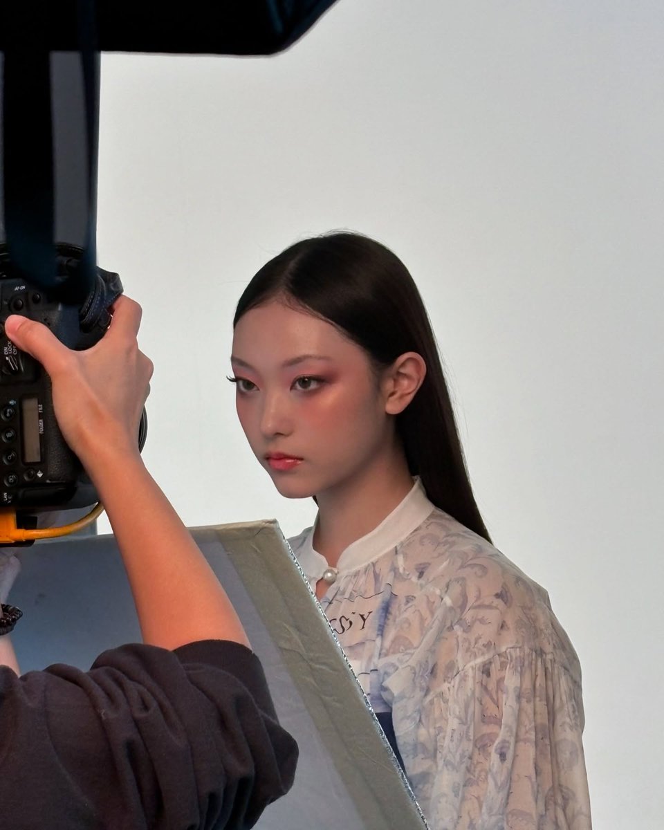 𝓕inding calm between the flashes — adjusting the pose, feeling the soft breeze, and letting the light highlight every detail. 📸🗯️