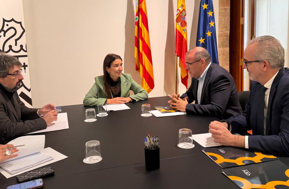 GVAhisenda's tweet photo. La consellera @rut_merino y el DG de Economía @PEPETODOLI se han reunido con el presidente de @cev_ CEV #Castellón @CEV_CV, Carmelo Martínez, y el secretario provincial, Salvador Serrano @sserranotello, para abordar los retos y prioridades del tejido productivo de la provincia https://t.co/P81nQOITyl