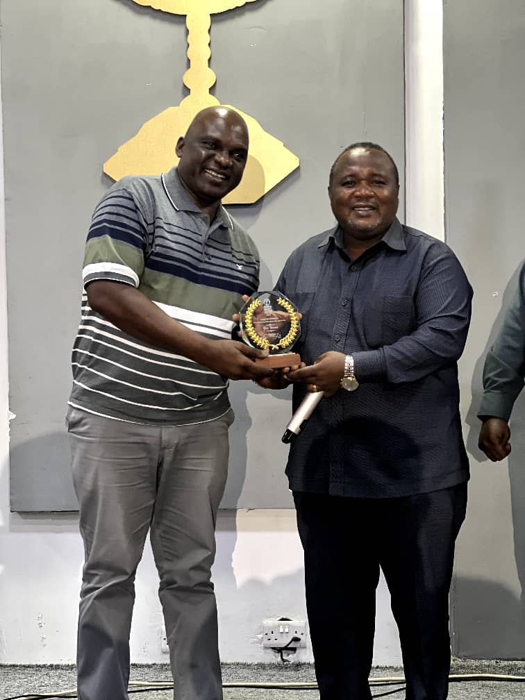 NetworkTv2023's tweet photo. MKURUGENZI wa Msama Promotions Alex Msama amepewa tuzo ya Heshima na Chama cha Muziki wa Injili nchini (CHAMUITA) kama Muandaaji Bora wa matamasha ya nyimbo za Injili muda wote  kuinua na kusapoti muziki huo pamoja kusapoti wasanii wadogo https://t.co/Bwq5pfaLxq