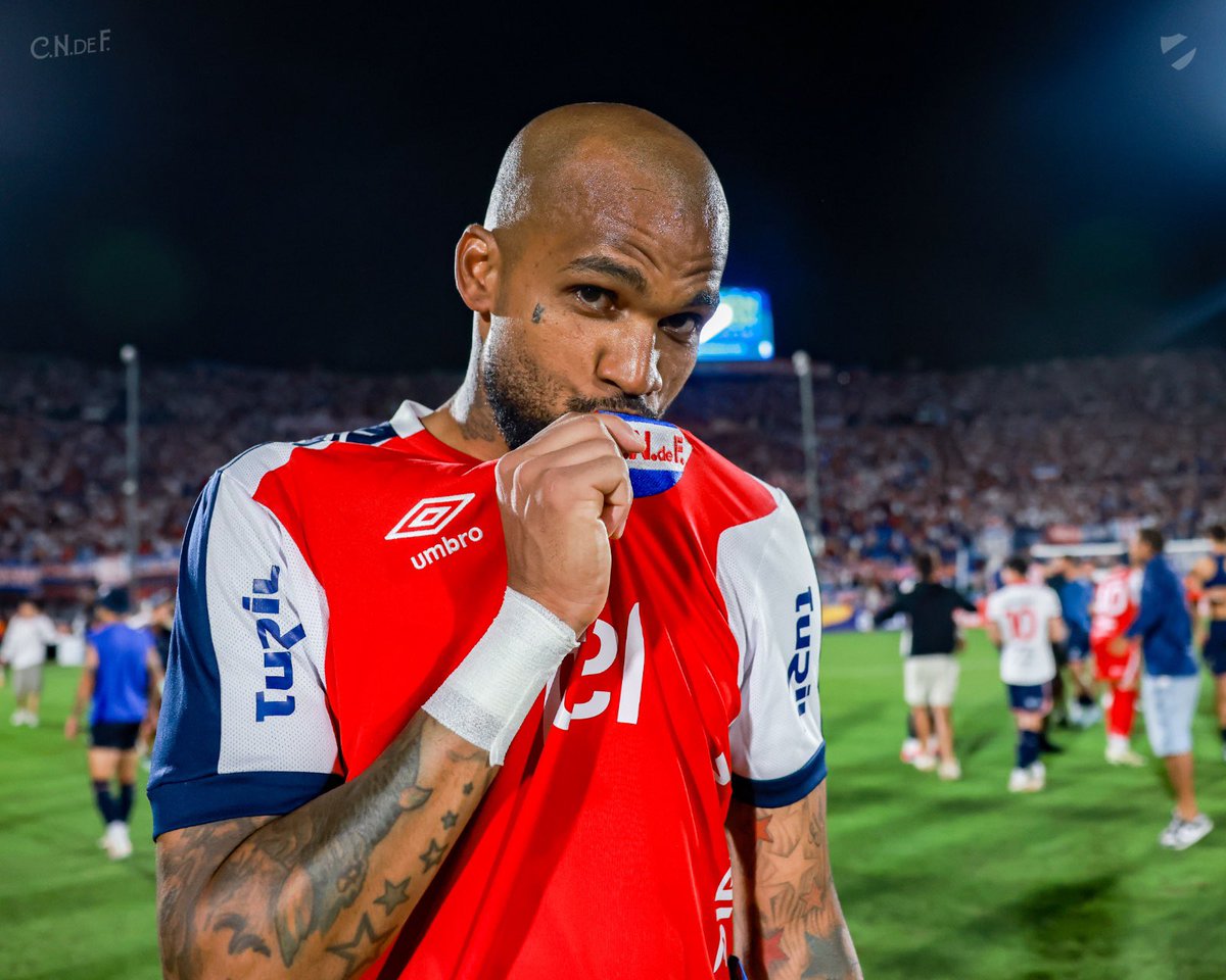 CNdeFhistoria's tweet photo. 🏆 𝕊𝕖𝕘𝕦𝕚𝕞𝕠𝕤 𝕒𝕔𝕥𝕦𝕒𝕝𝕚𝕫𝕒𝕟𝕕𝕠?

📌 Actualizamos la gráfica de las 3️⃣4️⃣ finales clásicas oficiales disputadas hasta el momento, con la 2️⃣0️⃣° ganada por @Nacional (el Decano domina 2️⃣0️⃣-1️⃣4️⃣)

🏆⚔️ El Decano ganó la 5️⃣° final clásica consecutiva entre 2019 y 2025

✅️⚔️ El récord de finales clásicas consecutivas también es de Nacional con 6️⃣ entre 1919 y 1943

🔵⚪️🔴 #NadieGanoMas