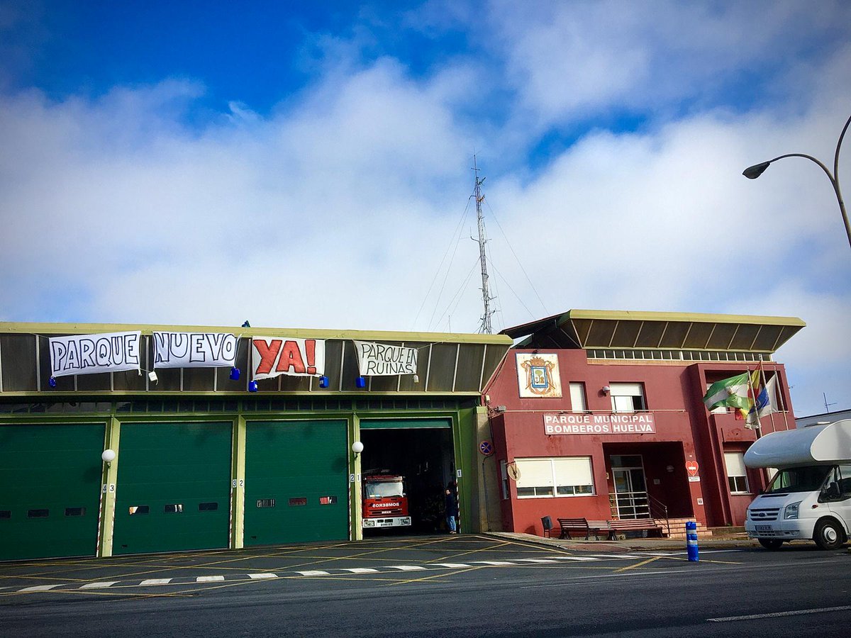 Es hora de que los onubenses conozcan en qué condiciones estamos los bomberos.
El parque tiene 40 años, se cae a trozos, techos caídos, con goteras, humedades, duchas fuera de servicio, baños que huelen a cañería, salida de gases que no funciona y camiones con más de 25 años.