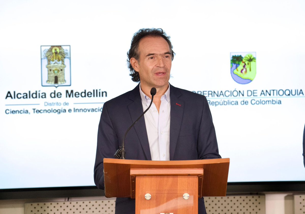 FicoGutierrez's tweet photo. En rueda de prensa con el Gobernador @andresjrendonc.

Una cosa es Petro y otra cosa es Colombia. No nos sentimos representados. 
Hoy la economía del país está en riesgo y la democracia está en peligro. 
Desde Medellín y Antioquia seguiremos unidos, de la mano de los trabajadores y empresarios, para apoyar a las familias con oportunidades, confianza y generación de empleo. 
Colombianos: que este llamado de atención nos llame a defender sin descanso la democracia y el país.