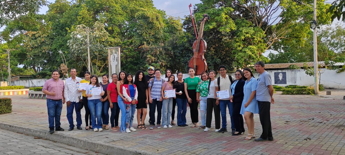 GIZEcuador's tweet photo. ¡Culminamos la 1ra fase del taller de escritura creativa en Chone! 📝🌱
Con el liderazgo de @municipiochone y el apoyo de GIZ a través de su proyecto #CiRes, 12 jóvenes crearon cuentos sobre resiliencia urbana desde la realidad de su ciudad. 🌍 https://t.co/JU39ICpFmi