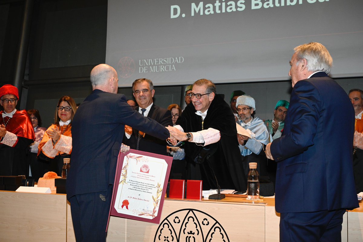 Mi sincera felicitación a <a href="/MBalibrea/">Matías Balibrea</a>, jefe del Área de Relaciones Internacionales, por recibir el merecidísimo premio 'José Loustau 2024' al Espíritu Universitario y Valores Humanos, y gracias por tu gran entrega a la universidad que ha sido y es tu casa.