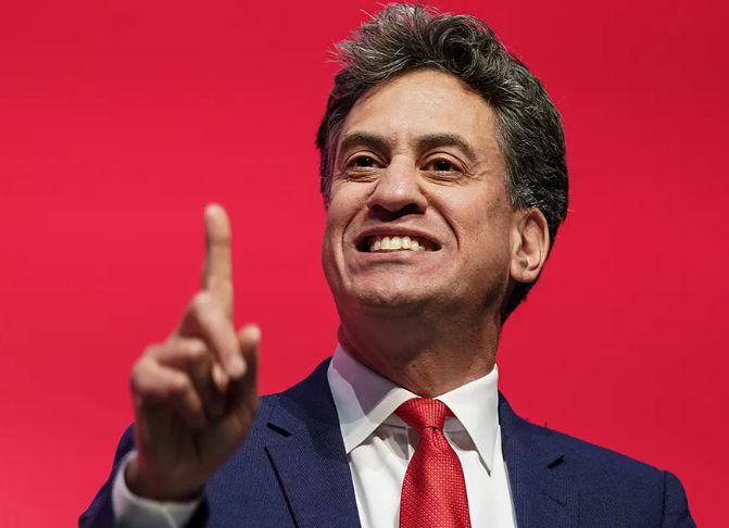 LeeHarris's tweet photo. I hear Ed Miliband has hired a taxpayer-funded vanity photographer, just like Angela Rayner.

This is the same man who tore shreds out of David Cameron for doing the exact same thing.

Not only is this idiot making us all poorer, he's also a colossal hypocrite. https://t.co/ozFRkSCSwQ
