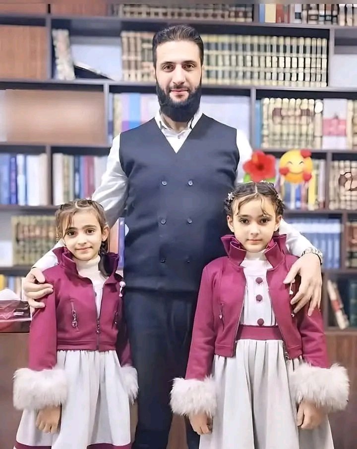 جولاني مبارک له خپلو لورګانو سره!🫡