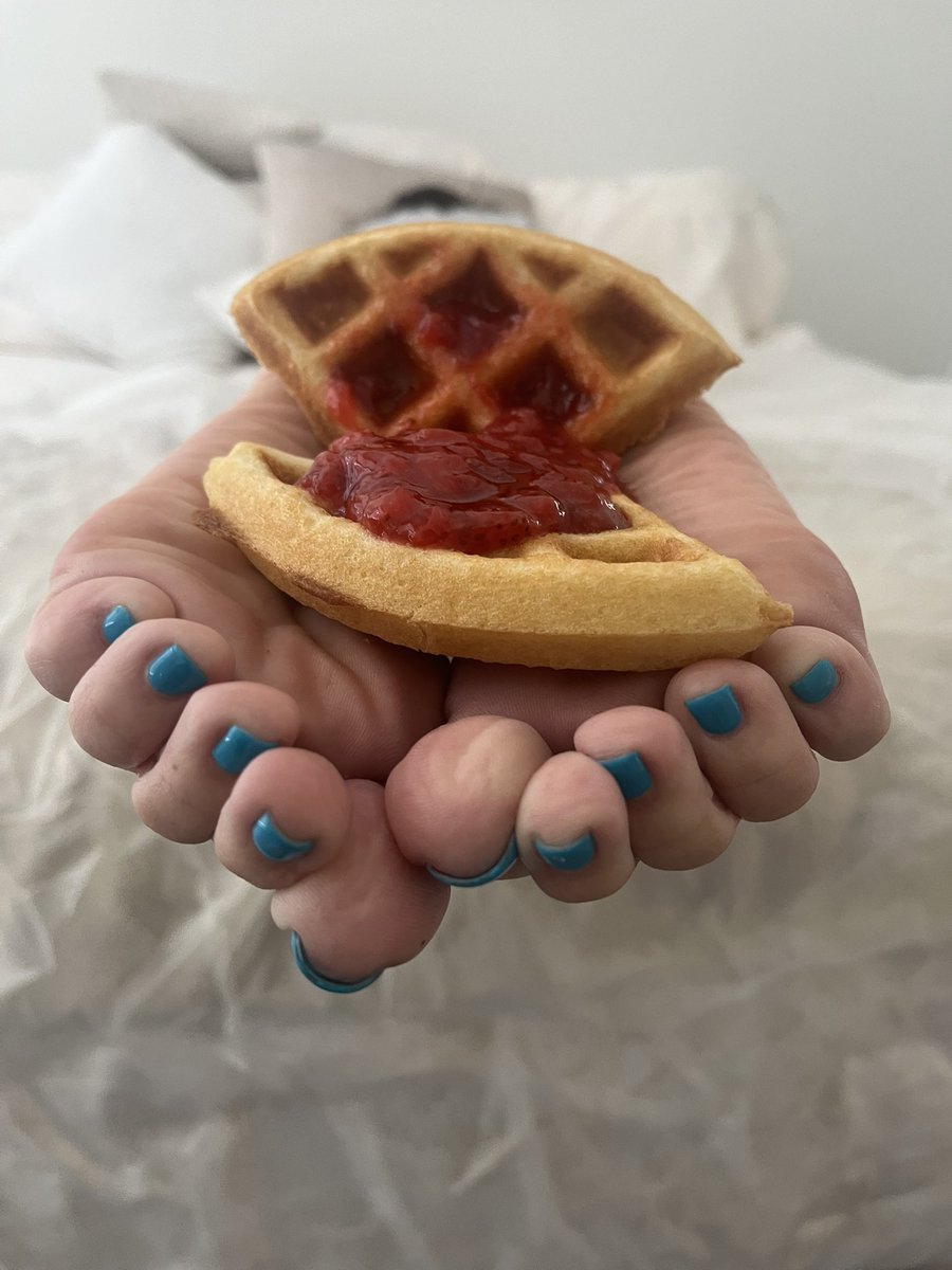 StellaSolez's tweet photo. Breakfast is ready boys! #feetworshiฬp #breakfastfun #strawberry #messyfeet https://t.co/OaBqIQfEJY