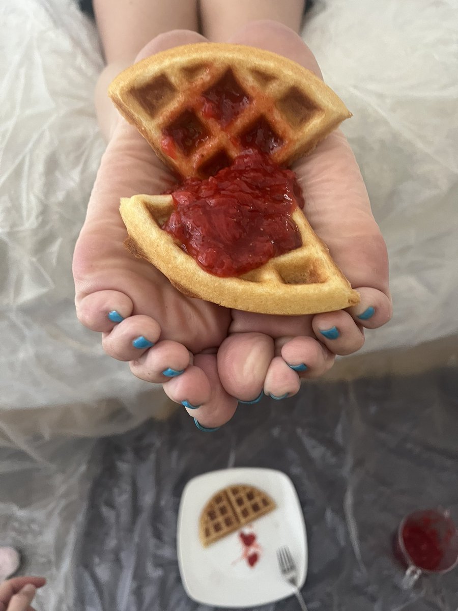 StellaSolez's tweet photo. Breakfast is ready boys! #feetworshiฬp #breakfastfun #strawberry #messyfeet https://t.co/OaBqIQfEJY