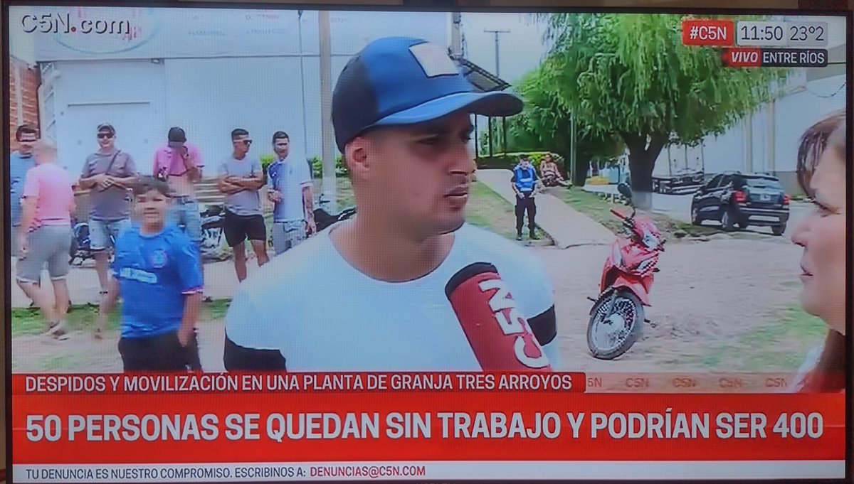 NicolasdelCano's tweet photo. Estalla la bronca. Cientos de despidos en Granja Tres Arroyos. Denuncian que la patronal no tiene ninguna crisis y que el plan es contratar nuevos trabajadores por la mitad del salario. Y la CGT? Paro y plan de lucha ya para pararle la mano a las patronales y el gobierno. https://t.co/nvXzHLKWii