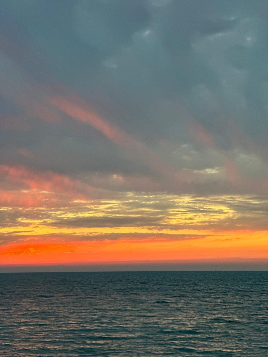 Gn,how's everything with you ?
Wish you peace and love .
Persiangulf sunset.
#nftarti̇st #tezos #cardano