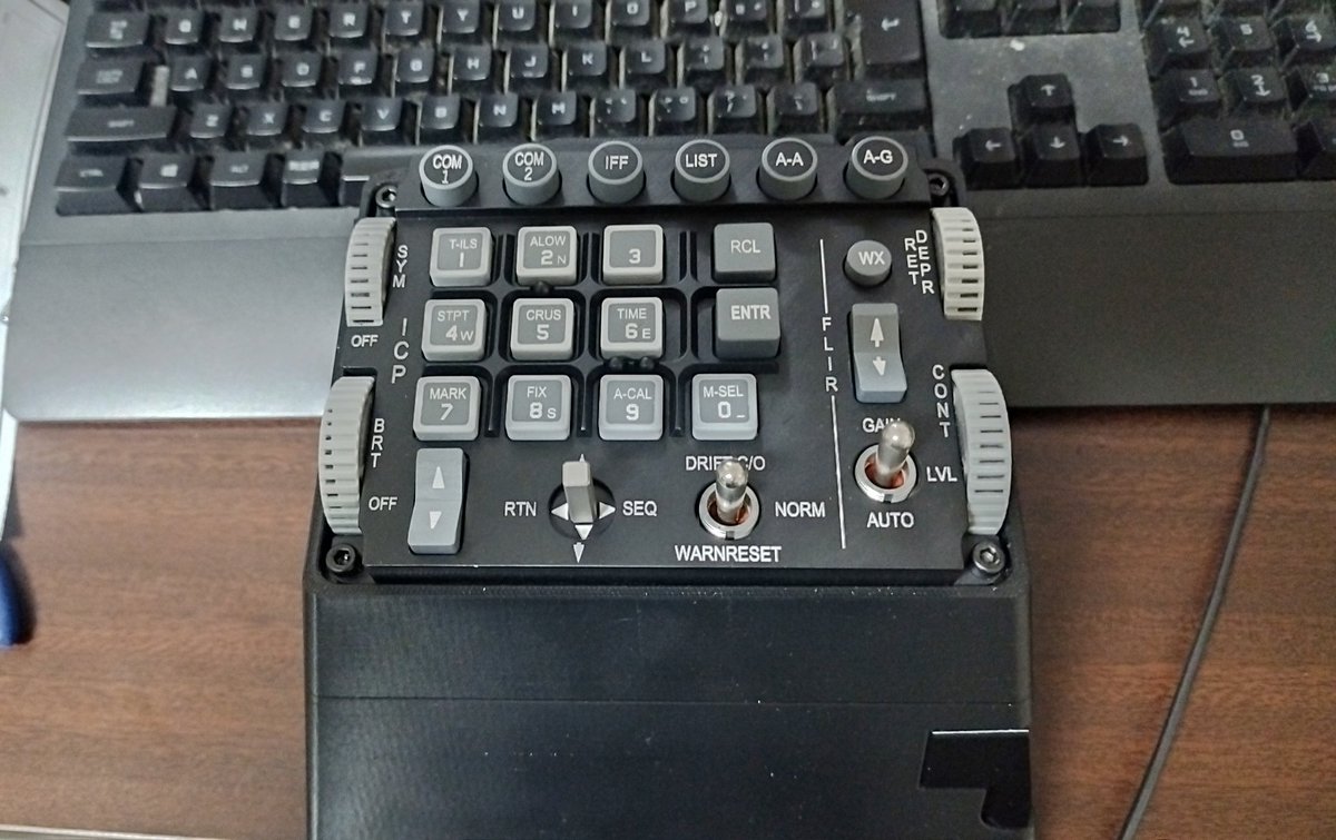 X_s_eIonmusk's tweet image. 中国の人に頼んでたF-16 Block50/52モデルのICPが届きました。
凄く良い出来です！

ドバースイッチはOTTO T4-CN211N
トグルスイッチはHoneywell 11TW1-1 、11TW1-5を取り付けてあり、最上位カスタムになっています。
送料含めて、合計8万5千円ちょっとになりました。
#DCSworld #F16