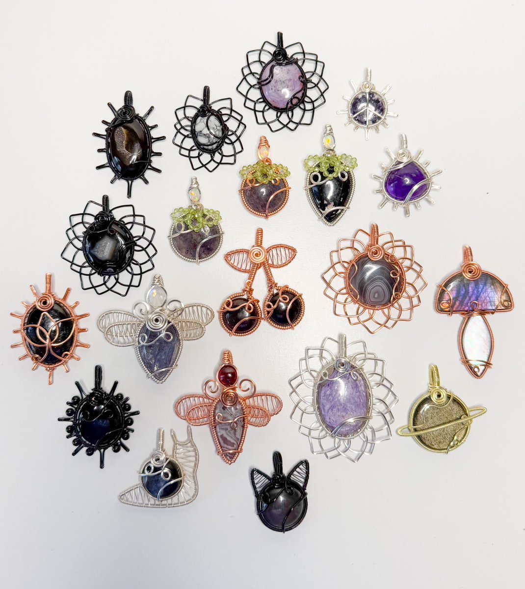 mildhippie's tweet image. the crystals          🖤🪻♟️          the pendants

“BLACK VIOLETS” collection coming Friday January 31st at 8pm eastern time &amp;lt;3