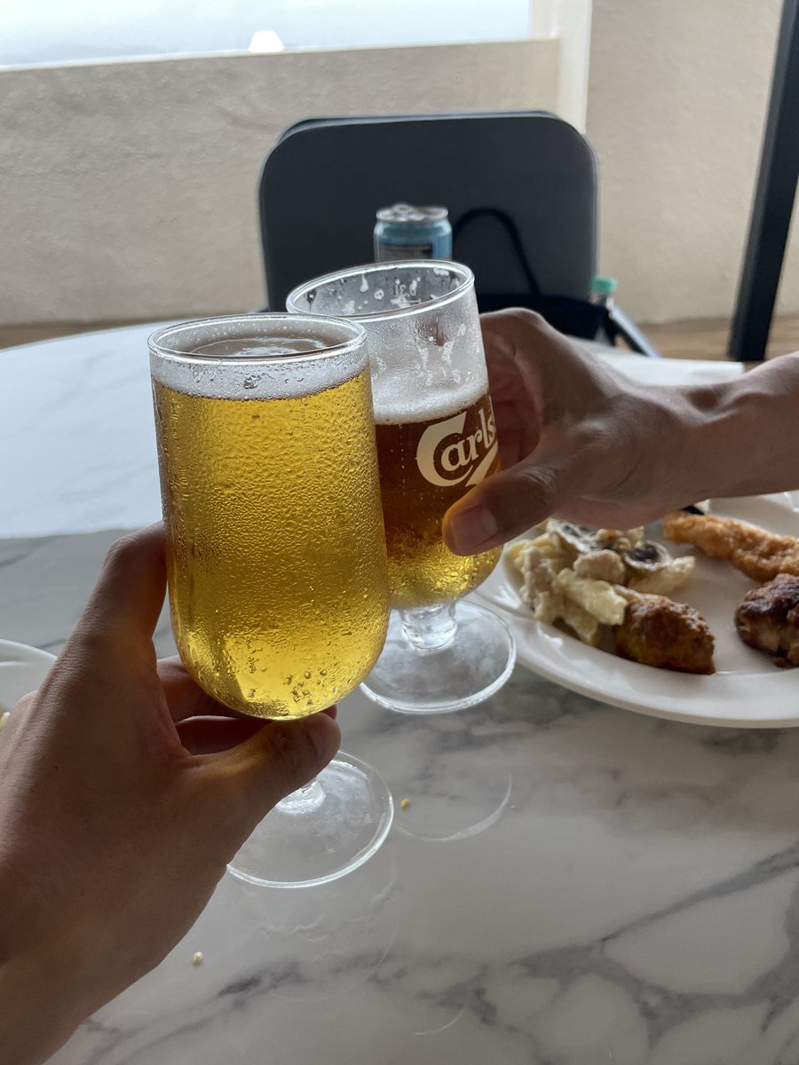 kaz_tabi's tweet photo. @koki_skk さんとバンコクぶりに乾杯🍻
チャイニーズニューイヤーにちなんで、マレーシアでは高級な”愛媛の蜜柑”をいただいた🥹甘くておいしい、感謝🙏

“みかんの歌”が脳内再生されるオジ😂 https://t.co/E2hHAF5ZSd