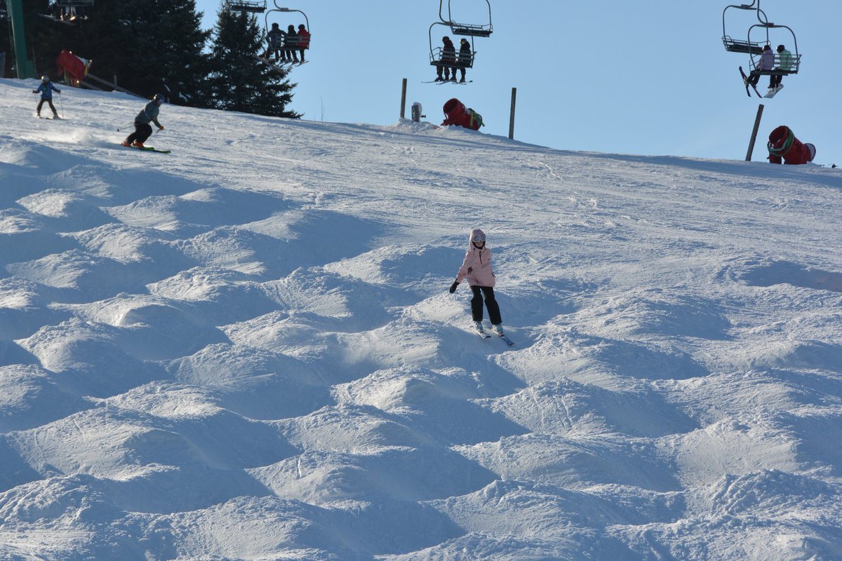 SkiPineKnob's tweet image. ENJOYING THE MOGULS AT PINE KNOB
Kids and adults love the bumps at Pine Knob.
Have you been through the mogul run yet?

#SkiPineKnob #Moguls #BumpRun