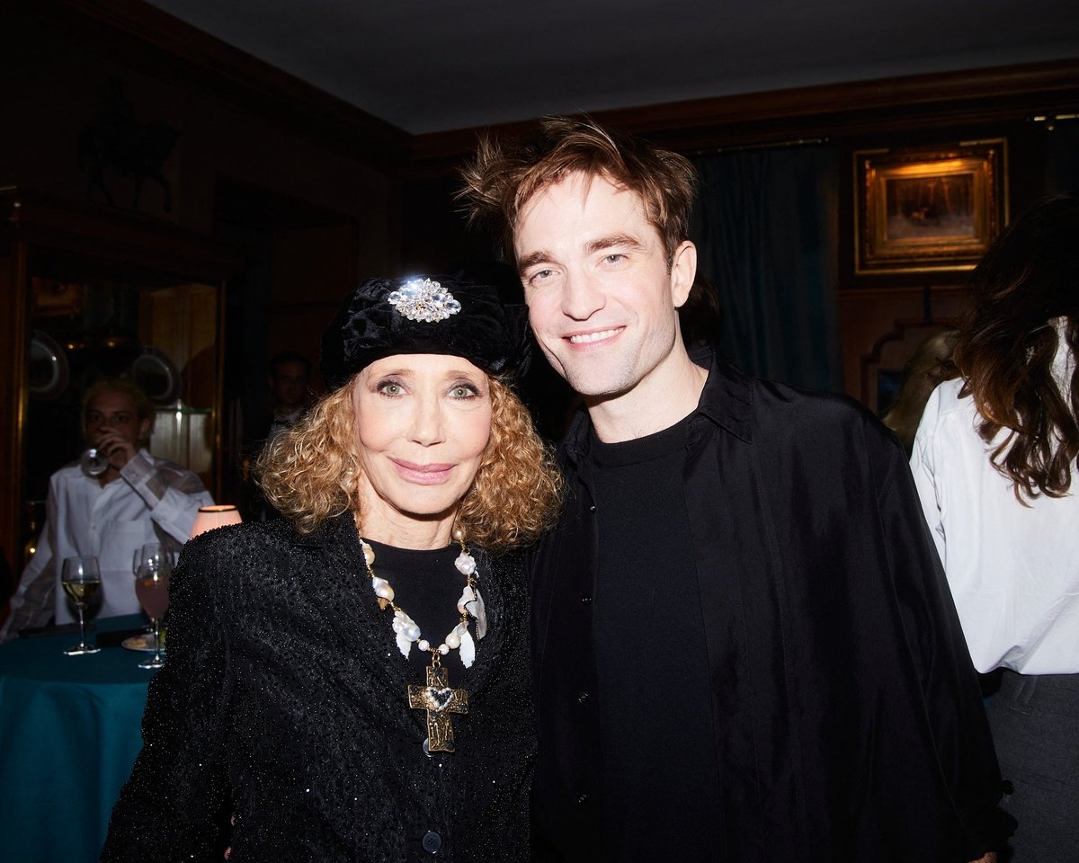 pattinsonphotos's tweet photo. Robert Pattinson with Marisa Berenson and Dev Hynes yesterday at the #MICKEY17 reception party. https://t.co/TxIZEjmE39