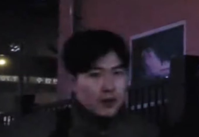 공개 수배!!
서부지법 폭도 행동대장 아직 안잡혔담니다
마이크들고 선동하면서 유리창 깨부시던 놈